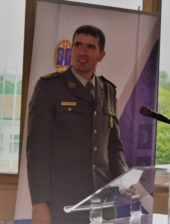 Dr Damir Projović u vojnoj uniformi tokom predavanja
