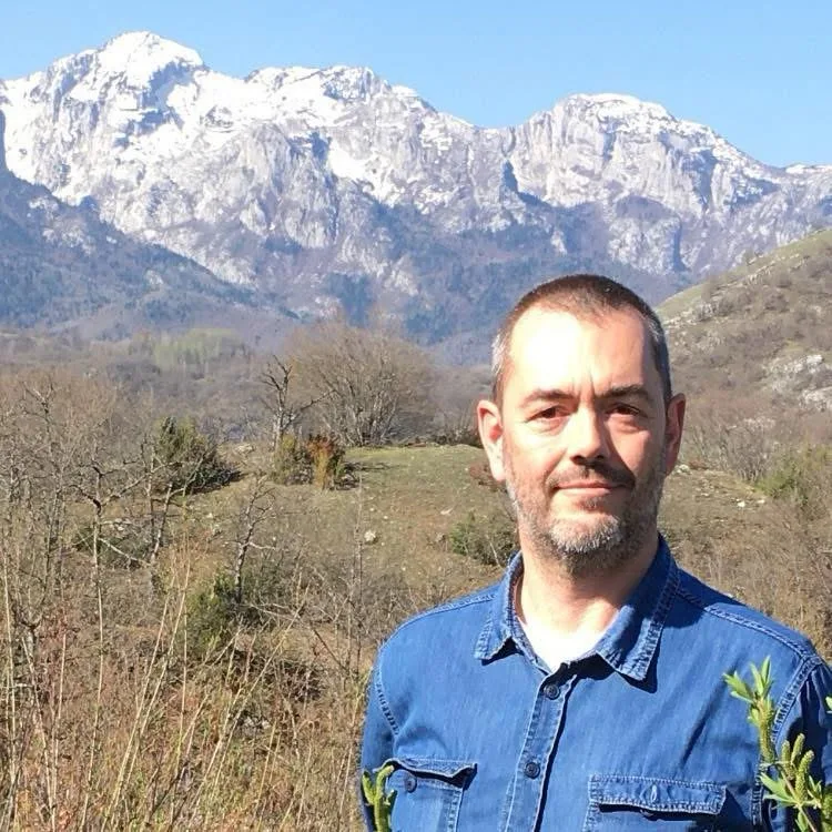 Đorđe Petrović na otvorenom ispred planinskog pejzaža